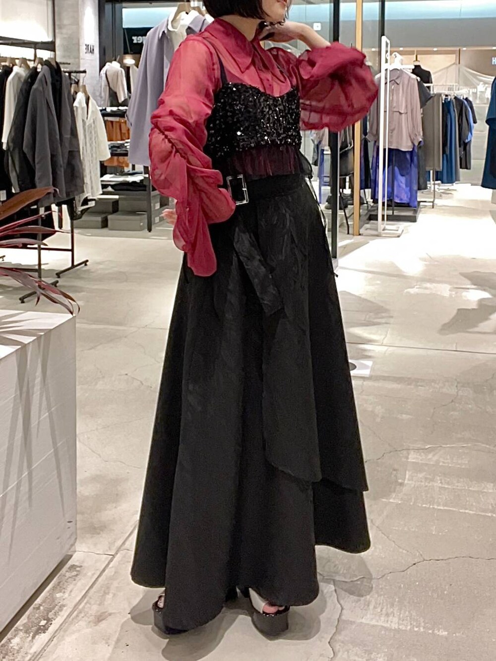 ホワイト系のサンダル、ブラック系のチューブトップ、ブラック系のスカートを着用したレディースの春コーディネートの2枚目の写真