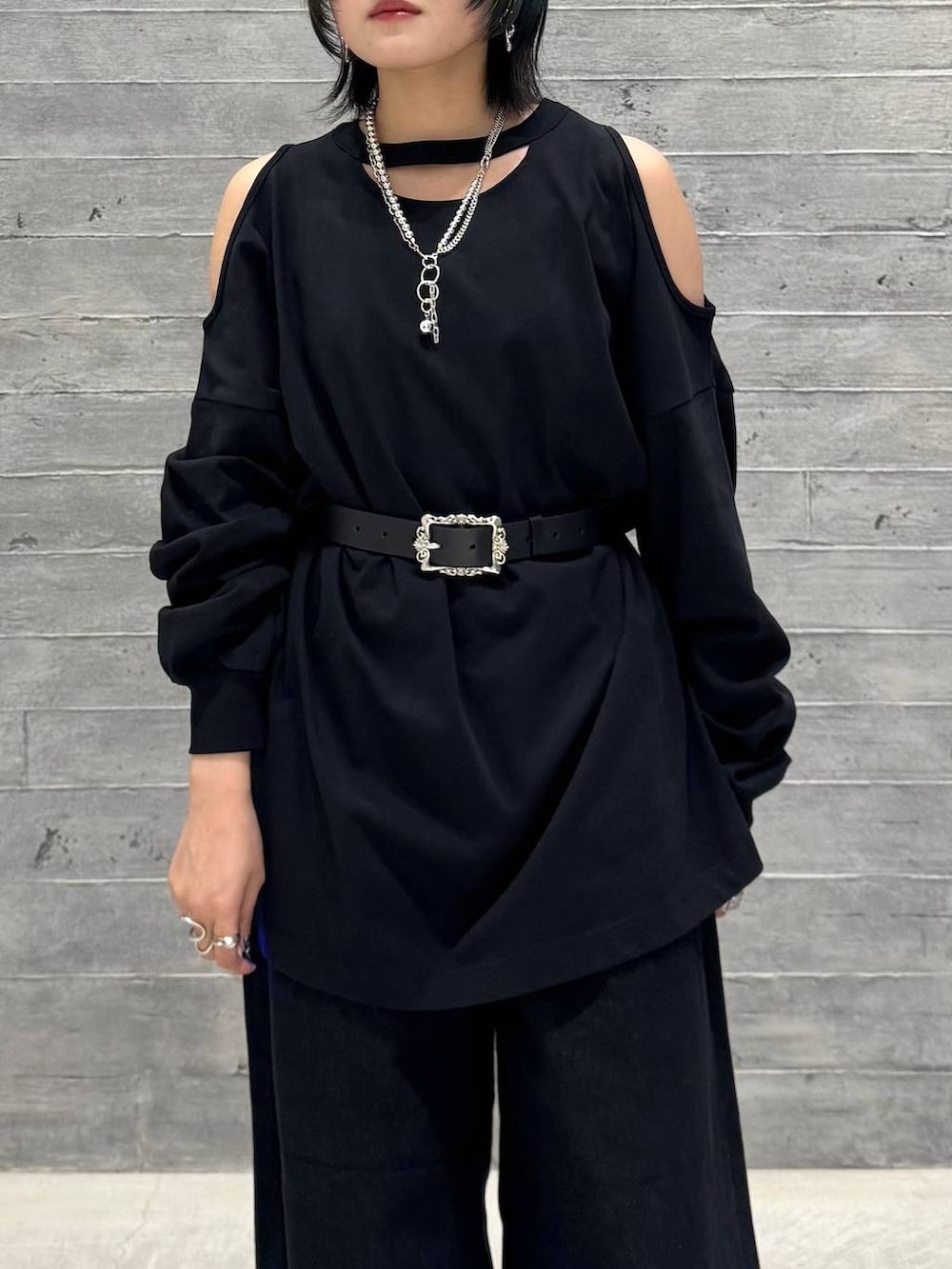 ブラック系のTシャツ/カットソー、シルバー系のブーツ、ブラック系のデニムパンツを着用したレディースの夏コーディネートの2枚目の写真