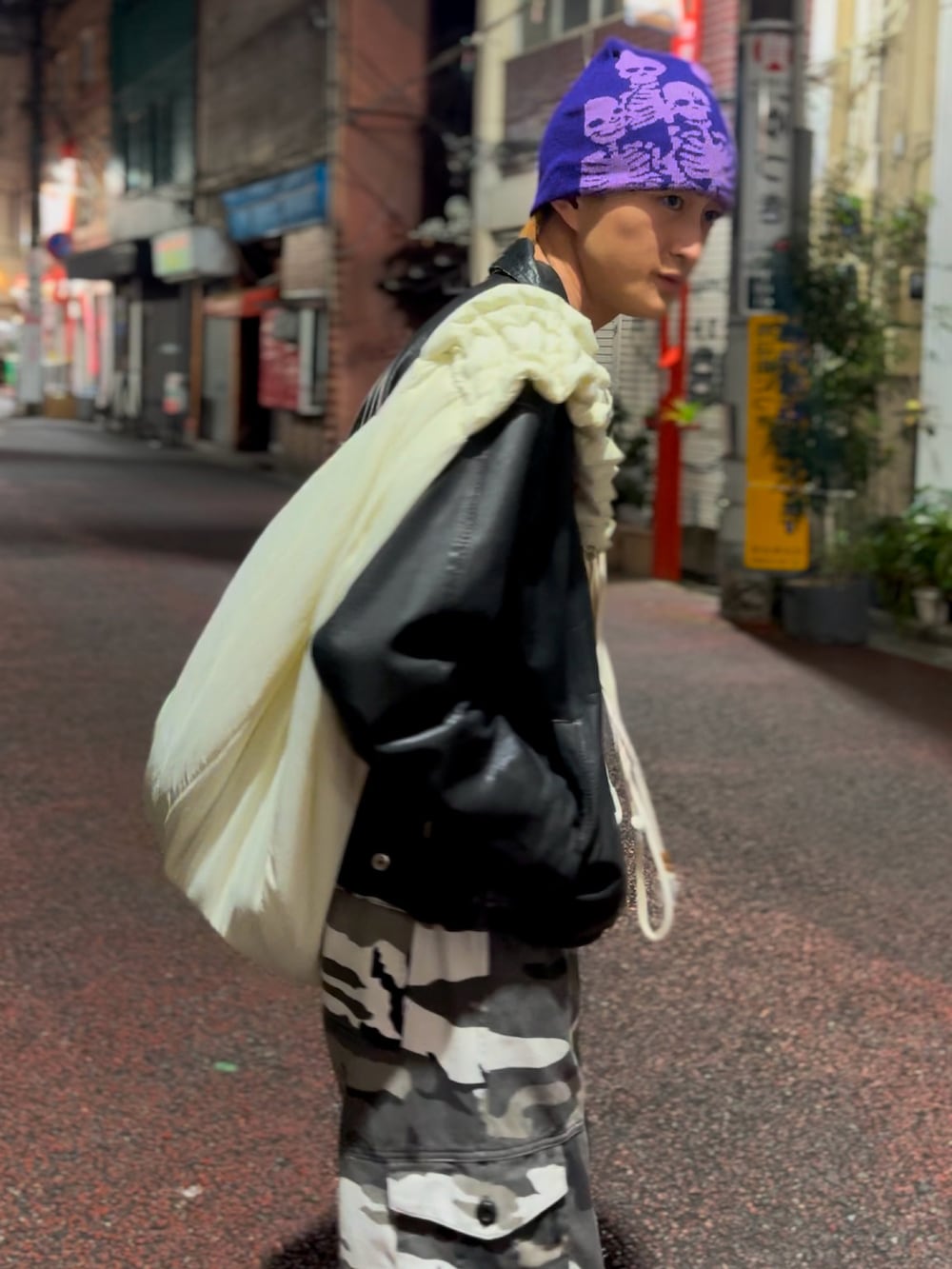 「ビーニー、レザージャケット、軍パン、ミリタリー、女子ウケ、a2o、デカバッグ、おもしろバッグ」｜「TORY LEATHERのアイテム（ライダースジャケット、ブラック系）」を使った、butanikuoicさん（メンズ・167cm）の秋コーディネートの2枚目の写真