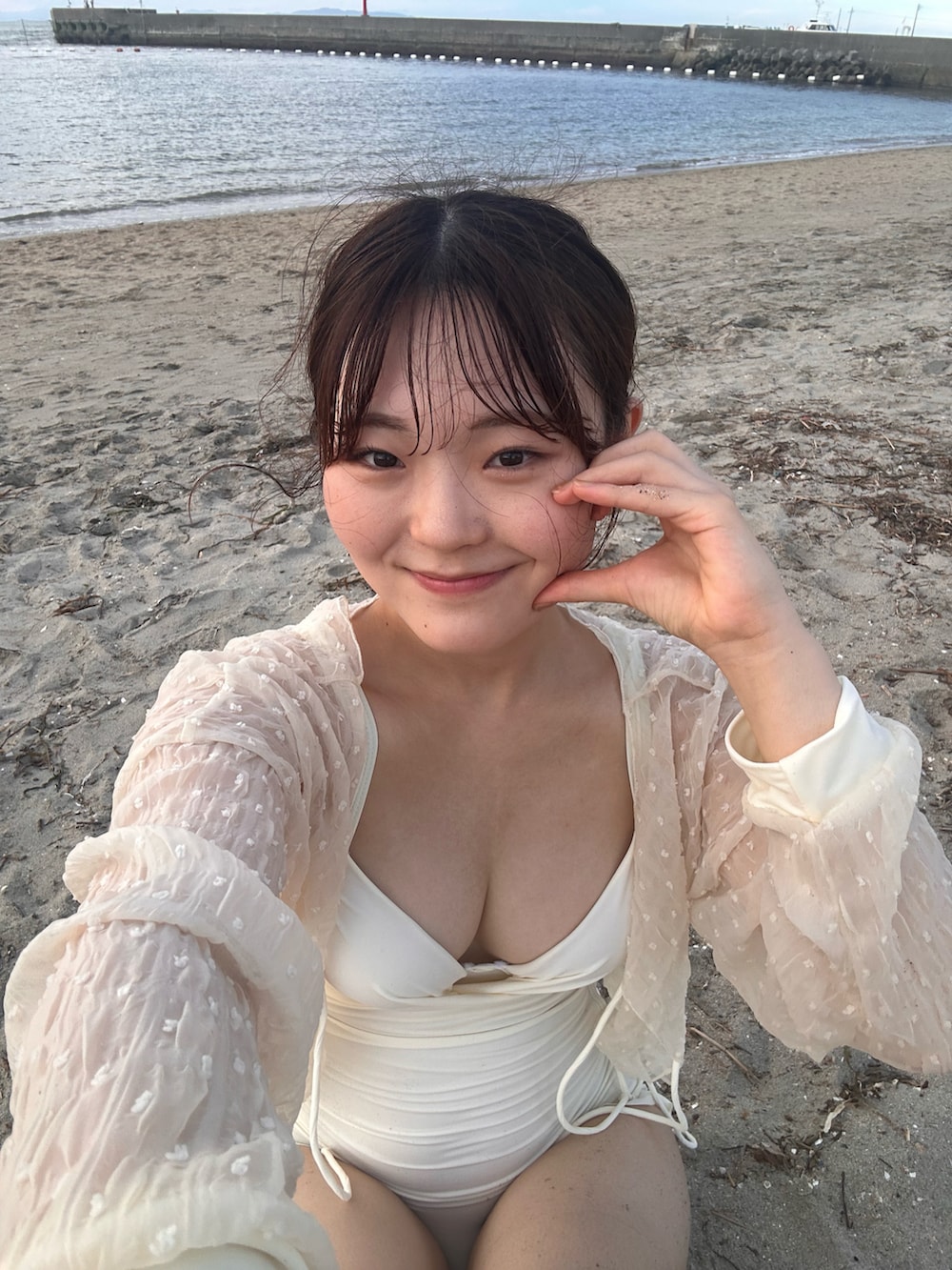 「水着、夏コーデ、海、海コーデ、水着コーデ、夏、夏服、シースルー、スタイルアップ、オトナカワイイ、アツいコーデ全部見せ」｜「OSYAREVOの【CanCam掲載】トップス付き サイドレースアップ フリル ワンピース 水着 体型カバー セットアップ（水着、ベージュ系）」を使った、いさを。さん（骨格ストレート・レディース・155cm）の夏コーディネートの3枚目の写真