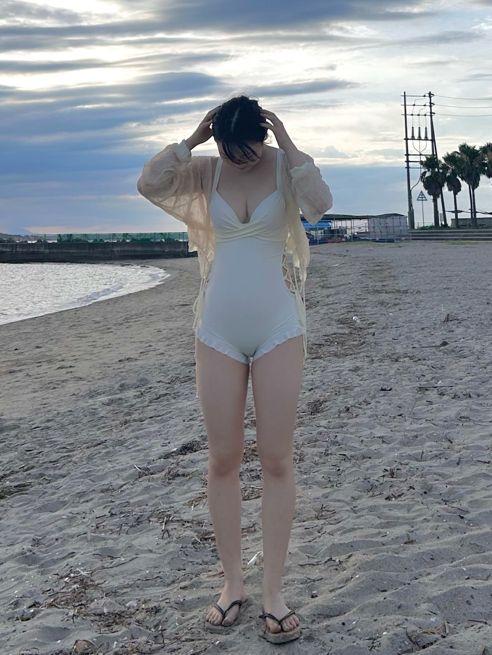 「水着、夏コーデ、海、海コーデ、水着コーデ、夏、夏服、シースルー、スタイルアップ、オトナカワイイ、アツいコーデ全部見せ」｜「OSYAREVOの【CanCam掲載】トップス付き サイドレースアップ フリル ワンピース 水着 体型カバー セットアップ（水着、ベージュ系）」を使った、いさを。さん（骨格ストレート・レディース・155cm）の夏コーディネートの2枚目の写真