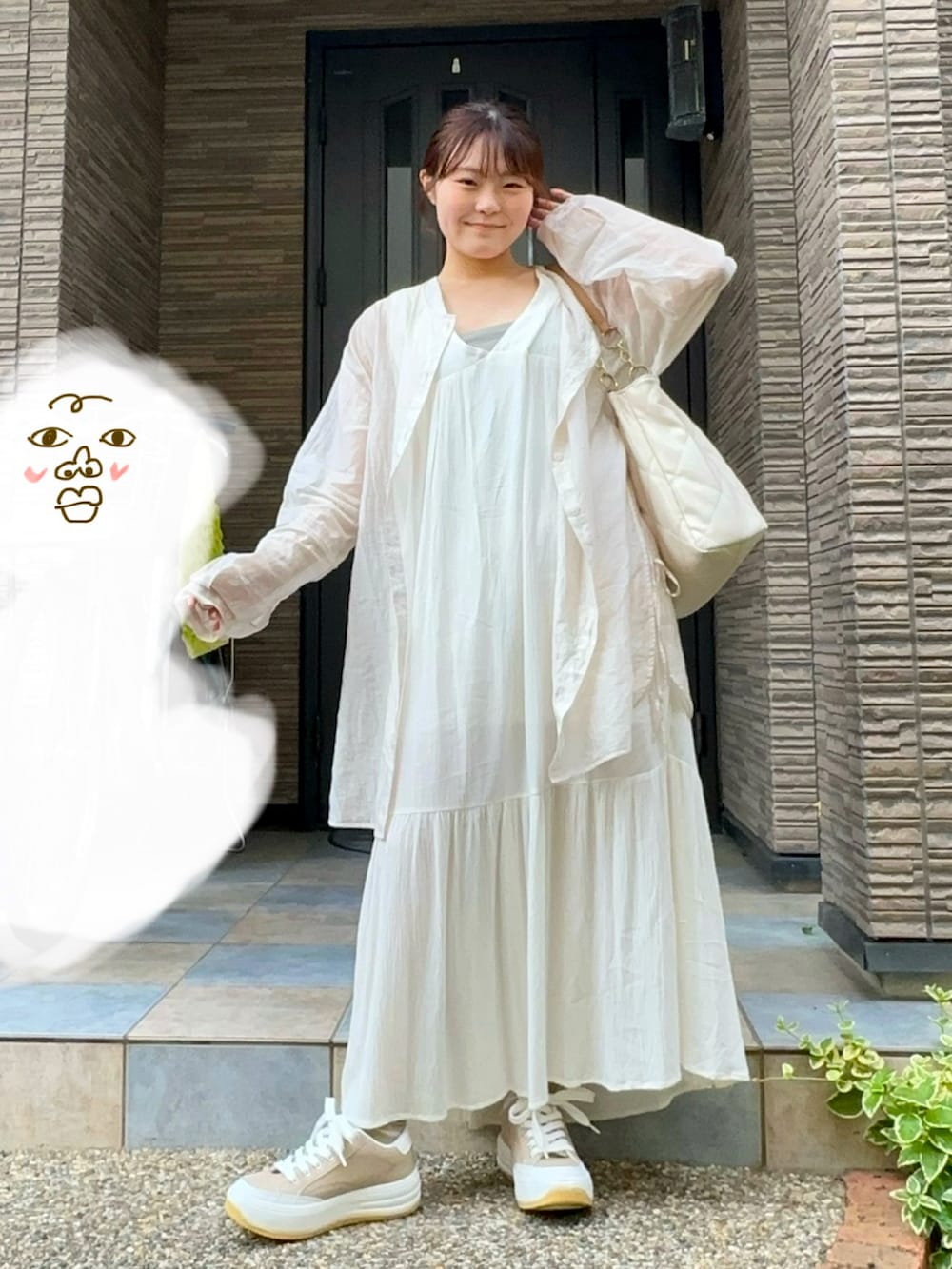 「夏コーデ、オトナカジュアル、ノースリーブ、淡色コーデ、低身長、スニーカー、テーマパークコーデ、シンプルスタイル、ワンピース、ワンピース×スニーカー、ホワイト、ティアードワンピース、麦わら帽子、ワンピースコーデ、ラクチンコーデ」｜「LA VORAGINEのフェイクレザー巾着ショルダーバッグ（ショルダーバッグ、イエロー系）」を使った、いさを。さん（骨格ストレート・レディース・155cm）の夏コーディネートの3枚目の写真