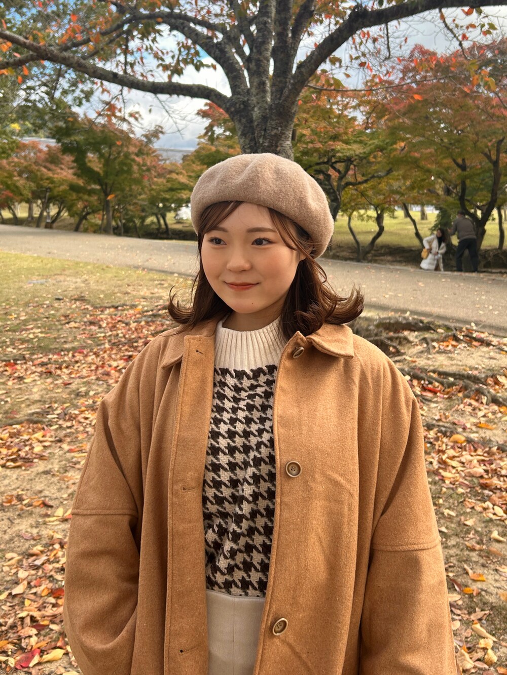 ブラウン系のニット/セーター、ホワイト系のその他パンツ、ブラウン系のノーカラーコートを着用したレディースの冬コーディネートの2枚目の写真