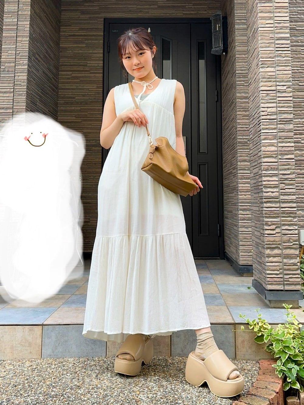 「夏コーデ、オトナカジュアル、ノースリーブ、淡色コーデ、低身長、スニーカー、テーマパークコーデ、シンプルスタイル、ワンピース、ワンピース×スニーカー、ホワイト、ティアードワンピース、麦わら帽子、ワンピースコーデ、ラクチンコーデ」｜「LA VORAGINEのフェイクレザー巾着ショルダーバッグ（ショルダーバッグ、イエロー系）」を使った、いさを。さん（骨格ストレート・レディース・155cm）の夏コーディネートの2枚目の写真