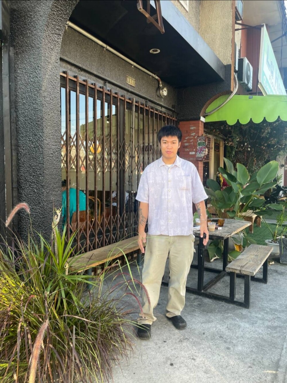 「VINTAGEのアイテム（シャツ/ブラウス、パープル系）」を使った、Anthonyさん（メンズ・175cm）の春コーディネートの3枚目の写真