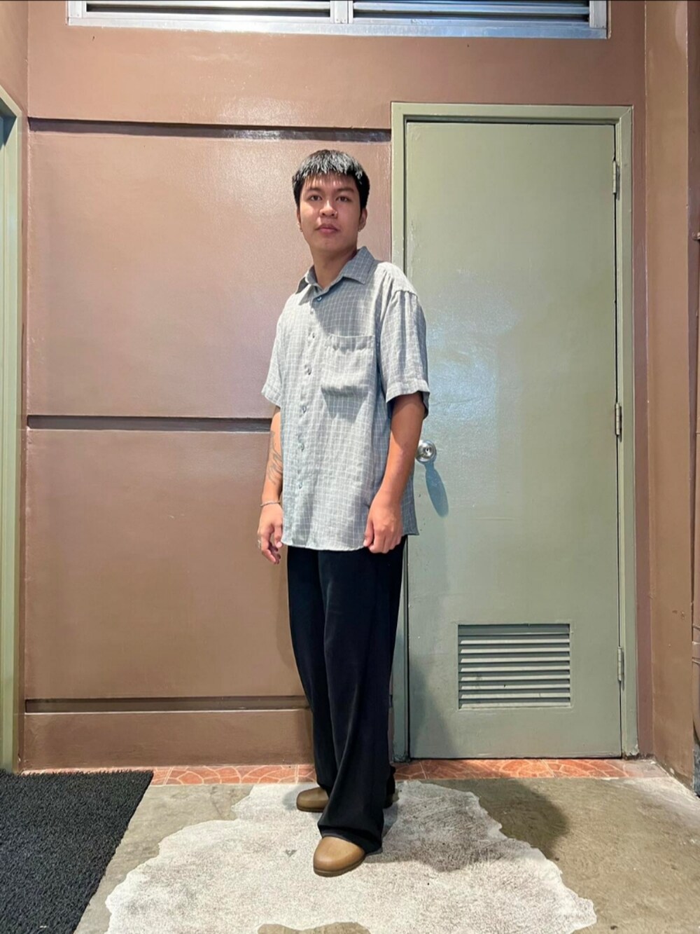 「VINTAGEのアイテム（シャツ/ブラウス、シルバー系）」を使った、Anthonyさん（メンズ・175cm）の春コーディネートの3枚目の写真
