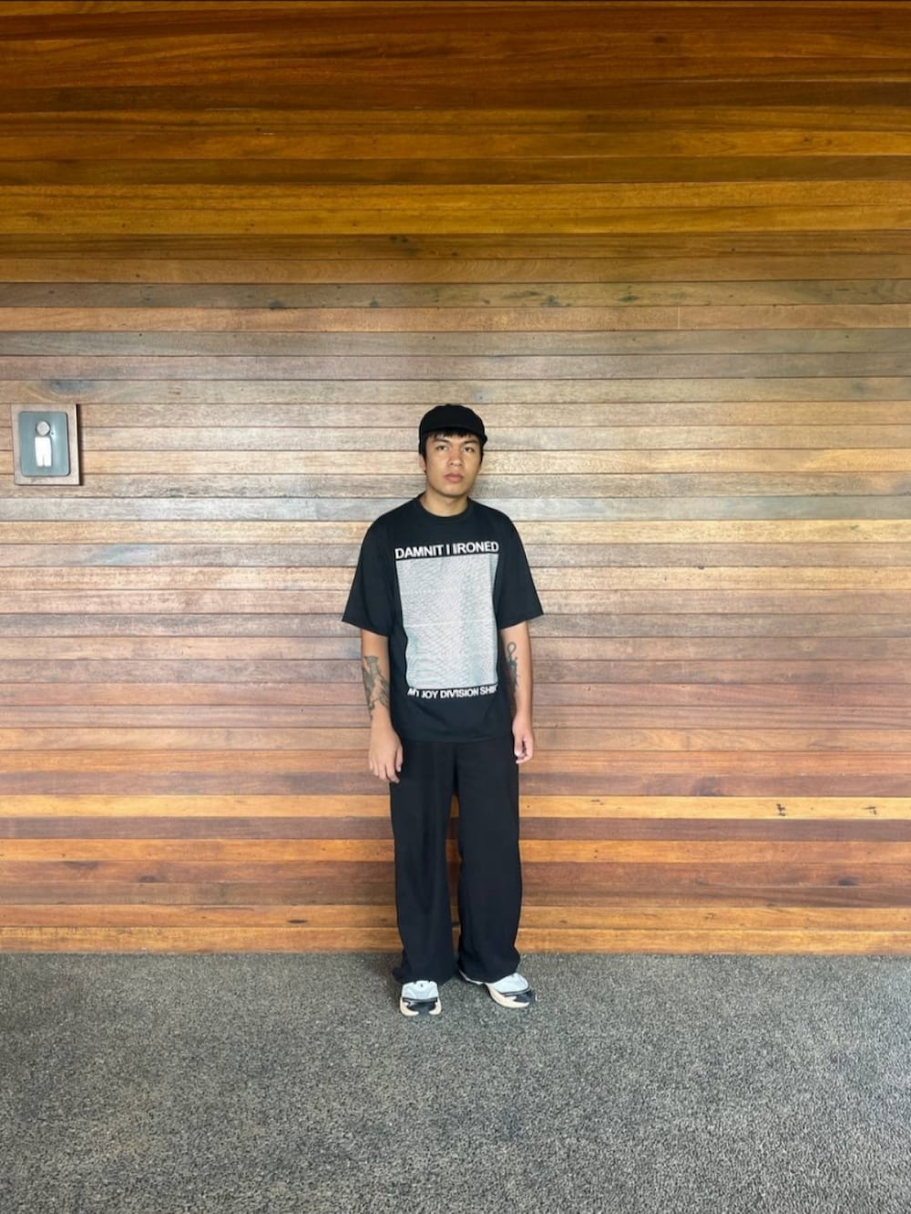 「KANGOLのアイテム（ハット、ブラック系）」を使った、Anthonyさん（メンズ・175cm）の春コーディネートの2枚目の写真