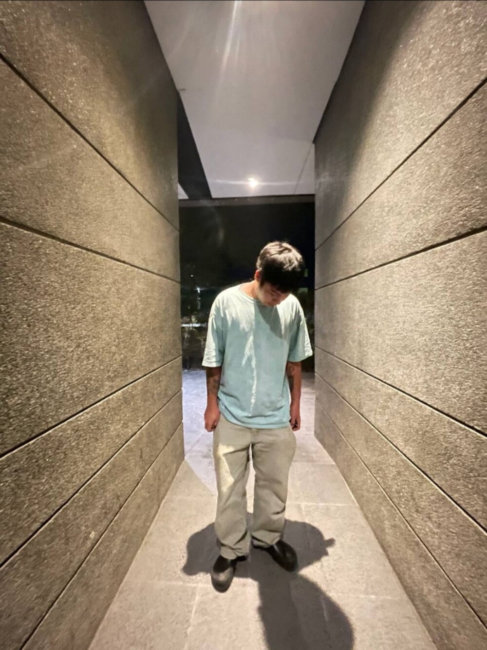 「BIRKENSTOCKのアイテム（その他シューズ、ブラック系）」を使った、Anthonyさん（メンズ・175cm）の春コーディネートの2枚目の写真