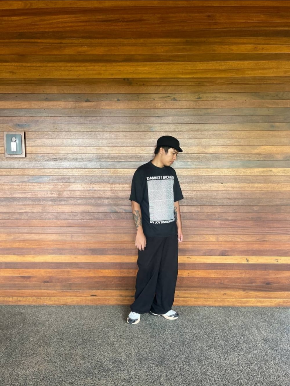 「KANGOLのアイテム（ハット、ブラック系）」を使った、Anthonyさん（メンズ・175cm）の春コーディネートの3枚目の写真