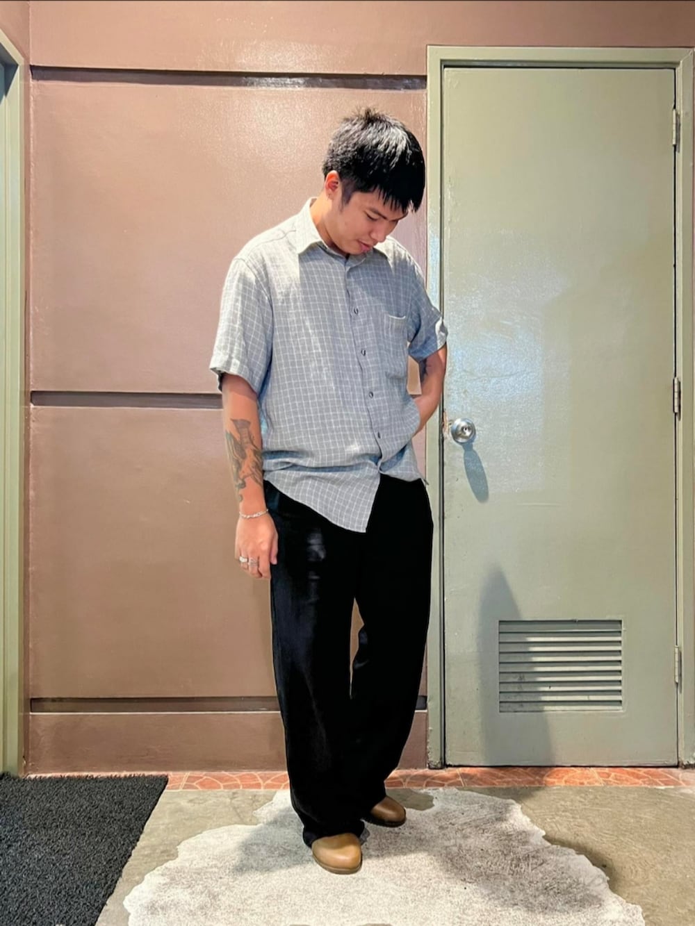 「VINTAGEのアイテム（シャツ/ブラウス、シルバー系）」を使った、Anthonyさん（メンズ・175cm）の春コーディネートの2枚目の写真