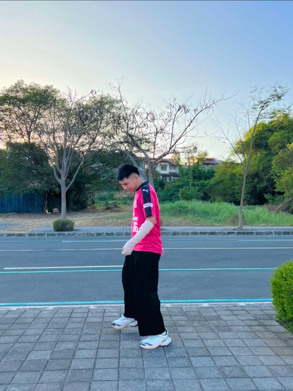 「manila」｜「GUのアイテム（デニムパンツ、ブラック系）」を使った、Anthonyさん（メンズ・175cm）の春コーディネートの3枚目の写真