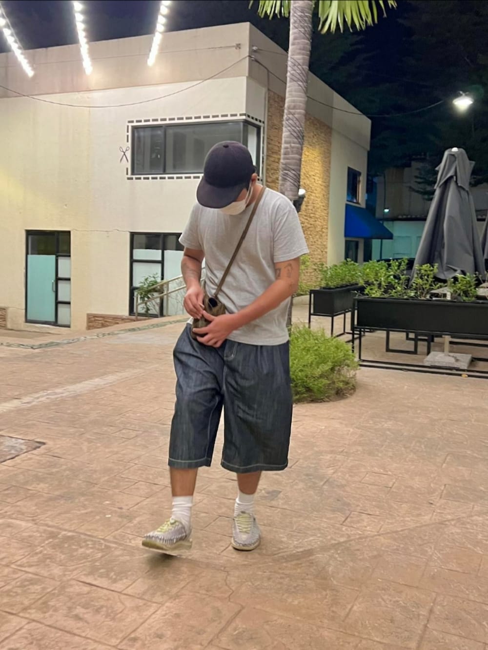 「Modenのアイテム（その他パンツ、ブルー系）」を使った、Anthonyさん（メンズ・175cm）の春コーディネートの2枚目の写真