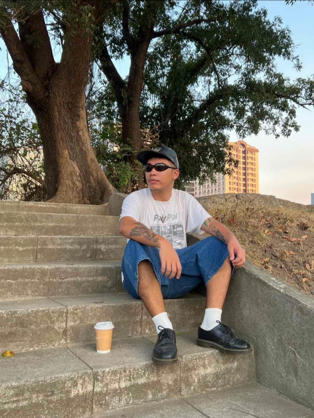 「manila、jorts」｜「Dr. Martensのアイテム（ドレスシューズ、ブラック系）」を使った、Anthonyさん（メンズ・175cm）の春コーディネートの3枚目の写真