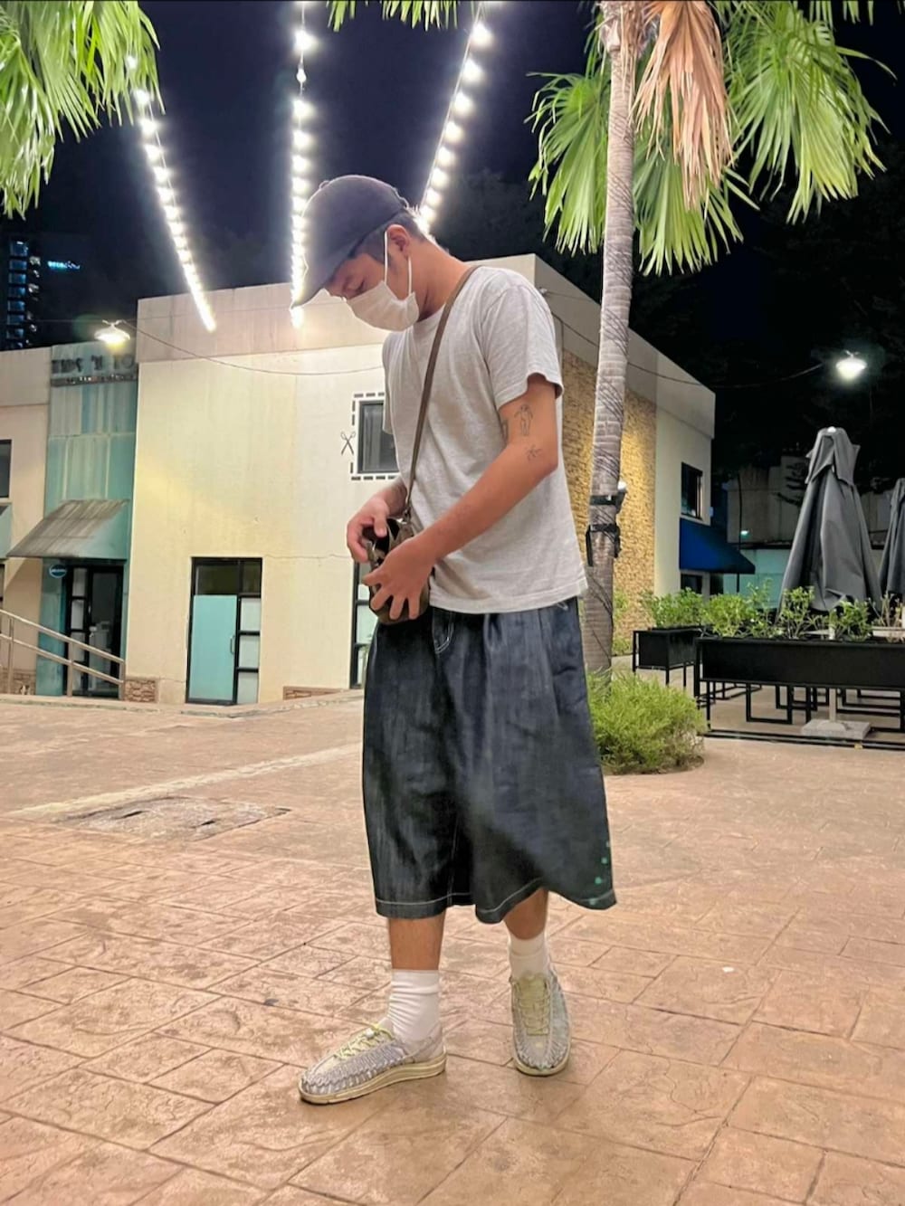「Modenのアイテム（その他パンツ、ブルー系）」を使った、Anthonyさん（メンズ・175cm）の春コーディネートの3枚目の写真