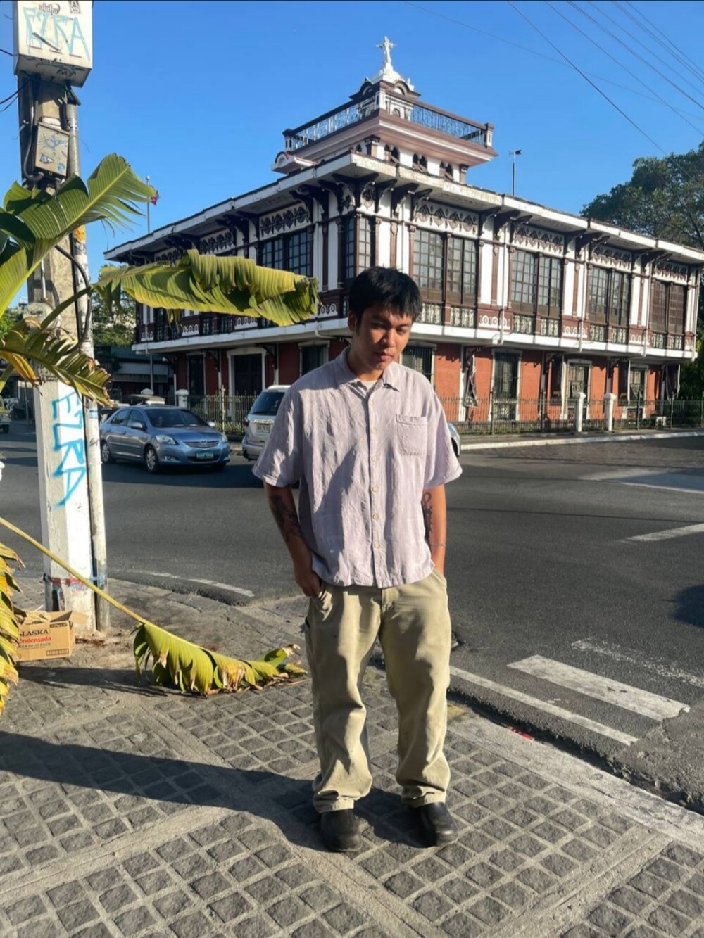 「VINTAGEのアイテム（シャツ/ブラウス、パープル系）」を使った、Anthonyさん（メンズ・175cm）の春コーディネートの2枚目の写真