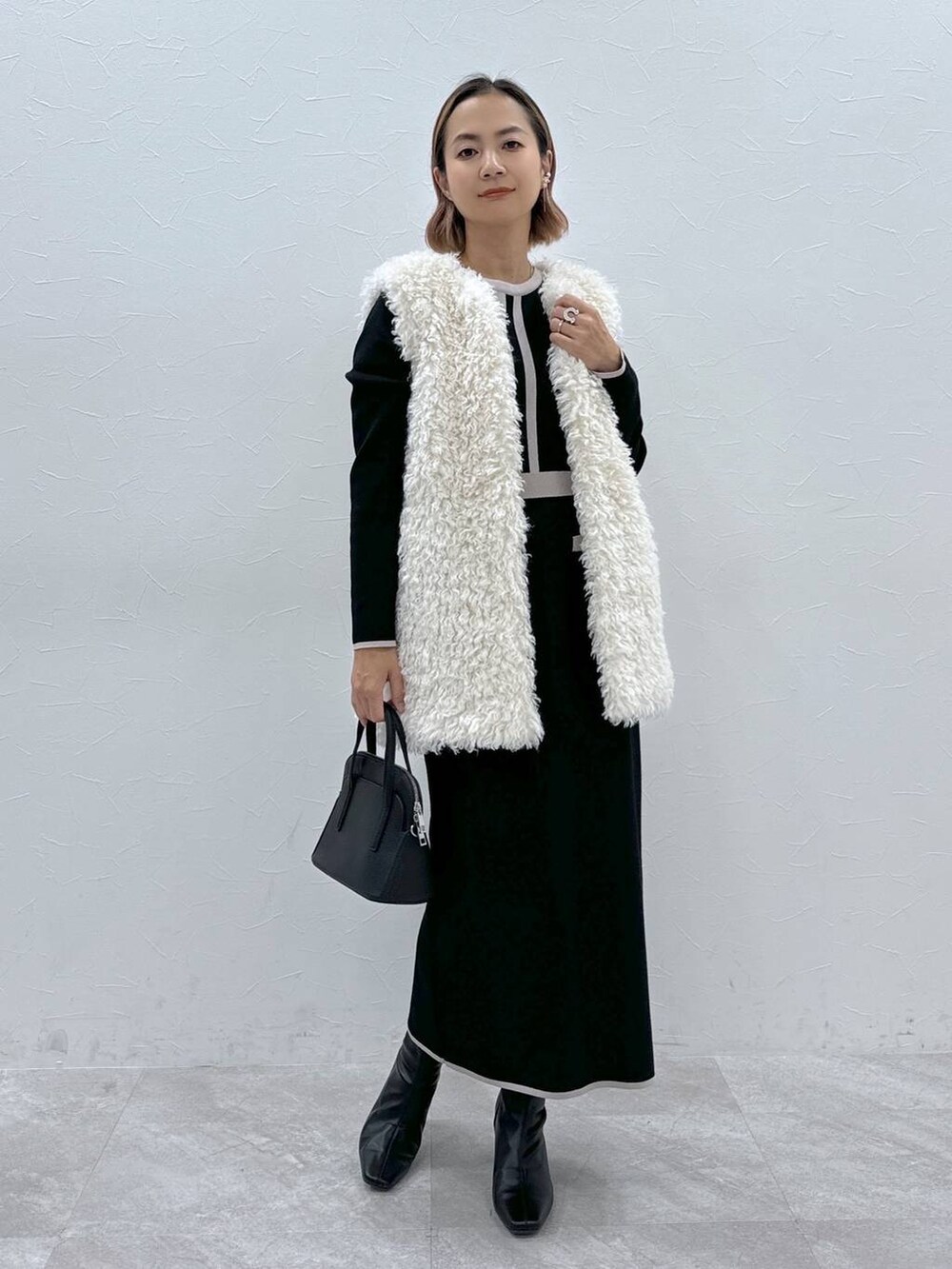 「体型カバー、高見え、若見え、冬コーデ、女子会、女子ウケ、フェミニン、きれいめ、Andemiu、おでかけ、大人カジュアル、秋冬新作、ベスト、ワンピース、ニット」｜「Andemiuのストレッチヒールブーツ140222（ブーツ、ブラック系）」を使った、maikoko5さん（レディース・158cm）の秋コーディネートの2枚目の写真
