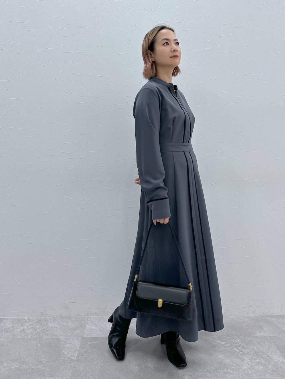 「バッグ、ブーツ、イヤリング、体型カバー、高見え、若見え、冬コーデ、女子会、女子ウケ、フェミニン、きれいめ、Andemiu、おでかけ、大人カジュアル、秋冬新作」｜「Andemiuのワンハンドルバッグ 103780（ショルダーバッグ、ブラック系）」を使った、maikoko5さん（レディース・158cm）の秋コーディネートの2枚目の写真