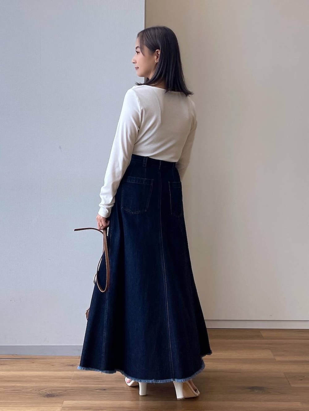 ホワイト系のサンダル、ホワイト系のTシャツ/カットソー、ブラウン系のショルダーバッグを着用したレディースの夏コーディネートの4枚目の写真