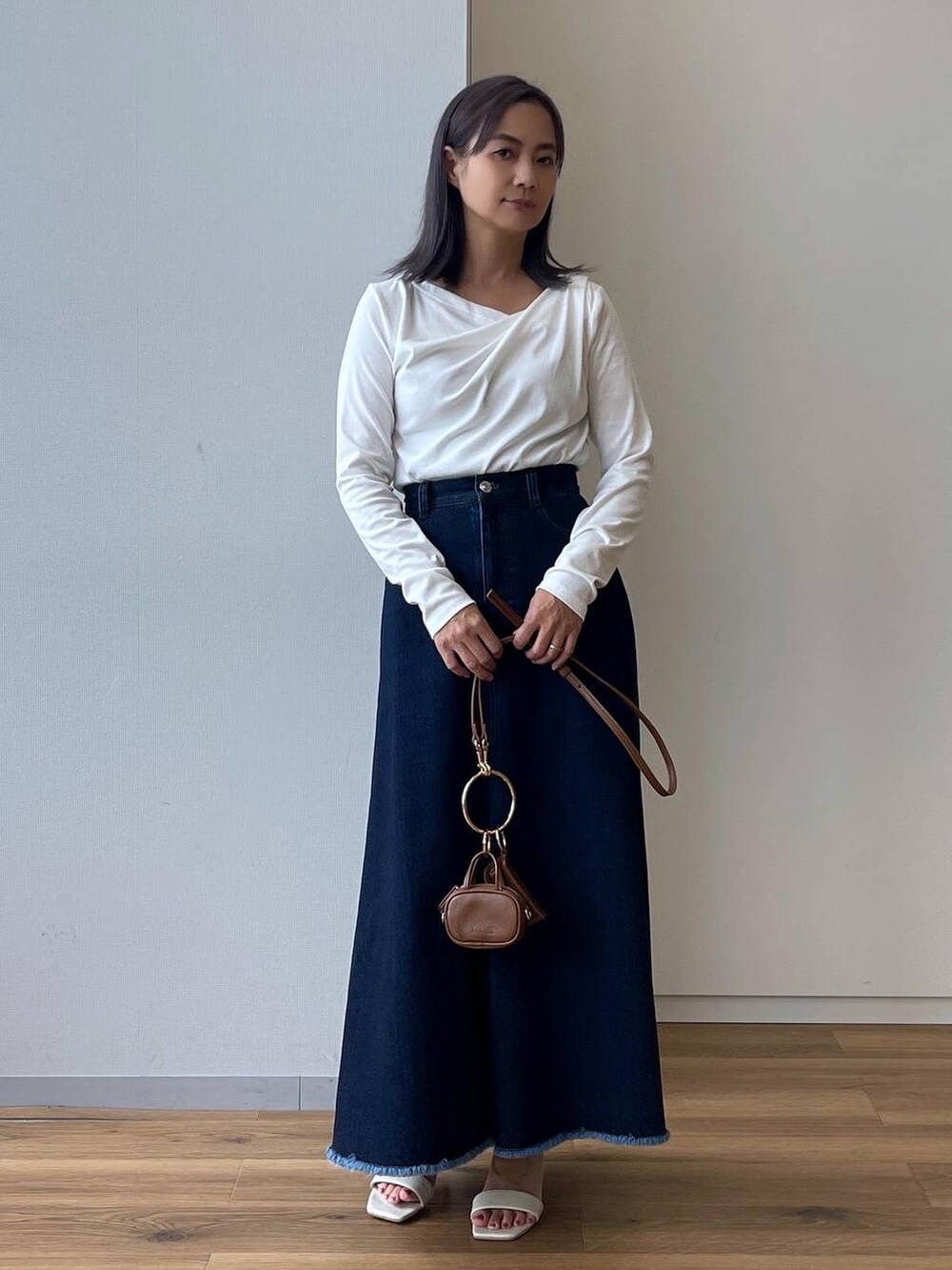 ホワイト系のサンダル、ホワイト系のTシャツ/カットソー、ブラウン系のショルダーバッグを着用したレディースの夏コーディネートの6枚目の写真