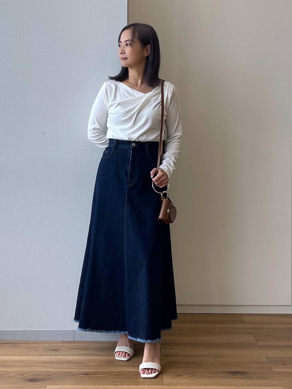 「ミニバッグ、サンダル、スカート、Andemiu、新作、体型カバー、高見え、若見え、夏コーデ、秋コーデ、女子会、女子ウケ、フェミニン、きれいめ、おでかけ」｜「Andemiuのセパレートヒールサンダル323763（サンダル、ホワイト系）」を使った、maikoko5さん（レディース・158cm）の夏コーディネートの3枚目の写真
