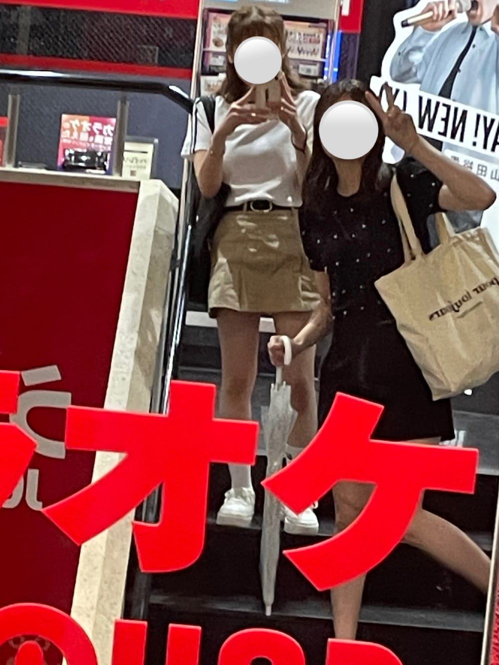 ホワイト系のTシャツ/カットソー、ベージュ系のスカートを着用したレディースの秋コーディネートの2枚目の写真