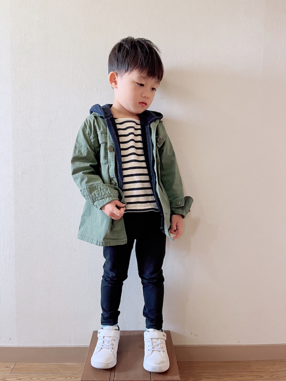 ブラック系のパンツ、グリーン系のシャツ/ブラウス、その他のTシャツ/カットソーを着用したキッズの秋コーディネートの2枚目の写真