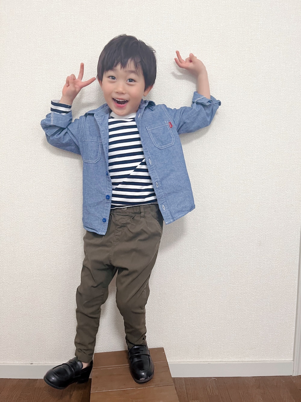 その他のTシャツ/カットソー、ブルー系のシャツ/ブラウス、ベージュ系のその他パンツを着用したキッズの春コーディネートの2枚目の写真