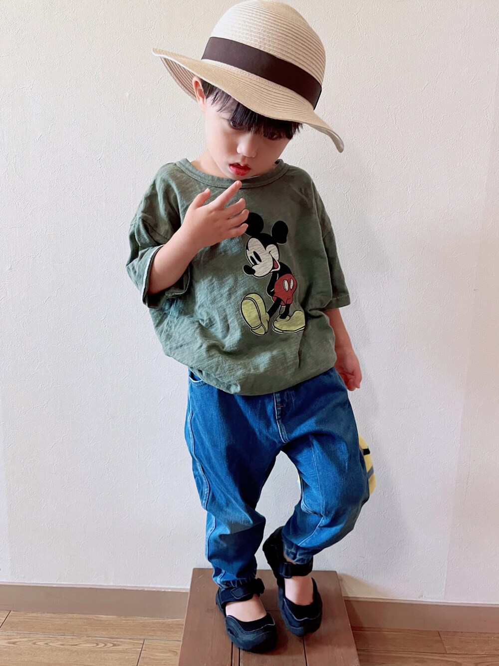 グリーン系のTシャツ/カットソー、ブルー系のデニムパンツ、ブラック系のサンダルを着用したキッズの夏コーディネートの2枚目の写真