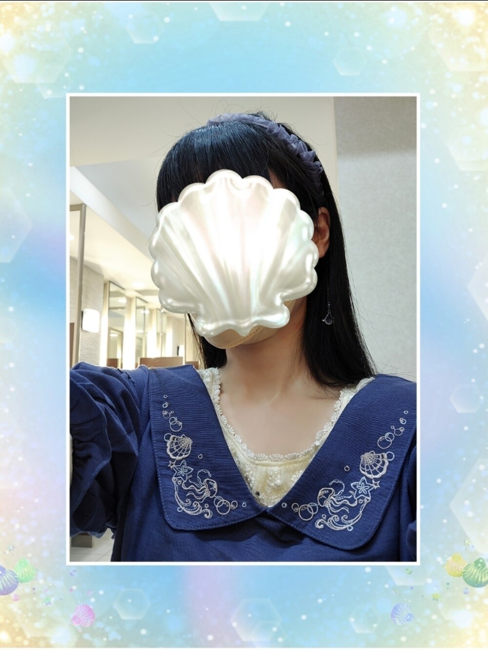 パープル系のショルダーバッグ、ブルー系のその他パンツ、グレー系のサンダルを着用したレディースの夏コーディネートの3枚目の写真