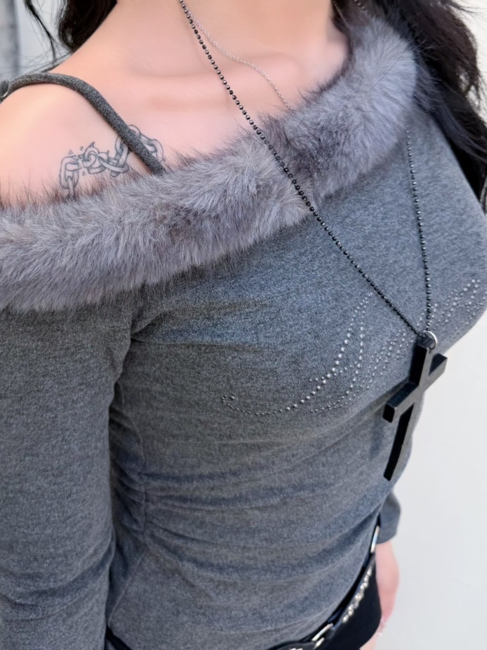 ブラック系のバックパック/リュック、グレー系のTシャツ/カットソー、ブラック系のネックレスを着用したレディースの冬コーディネートの3枚目の写真