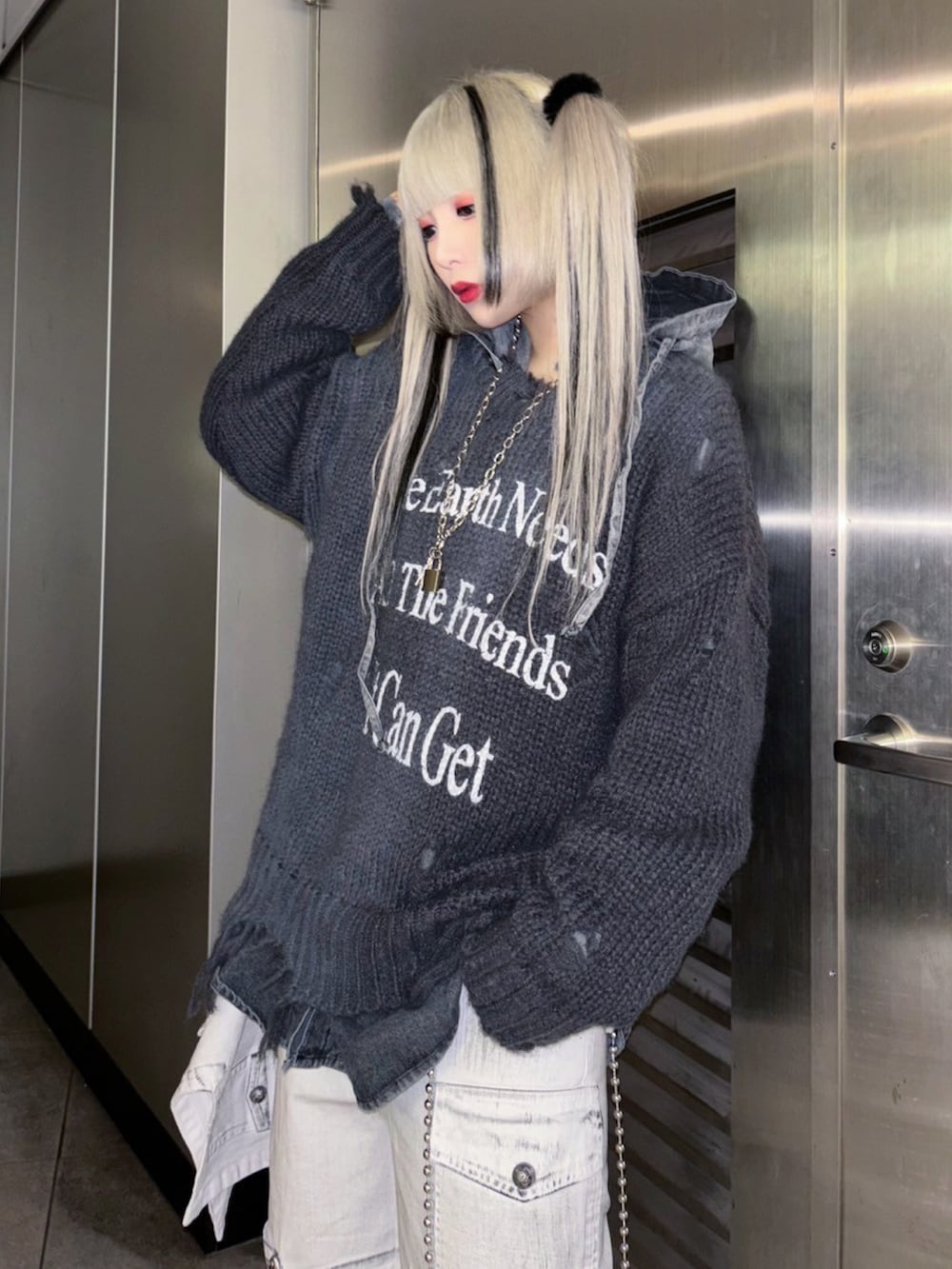 グレー系のシャツ/ブラウス、グレー系のニット/セーターを着用したレディースの冬コーディネートの4枚目の写真