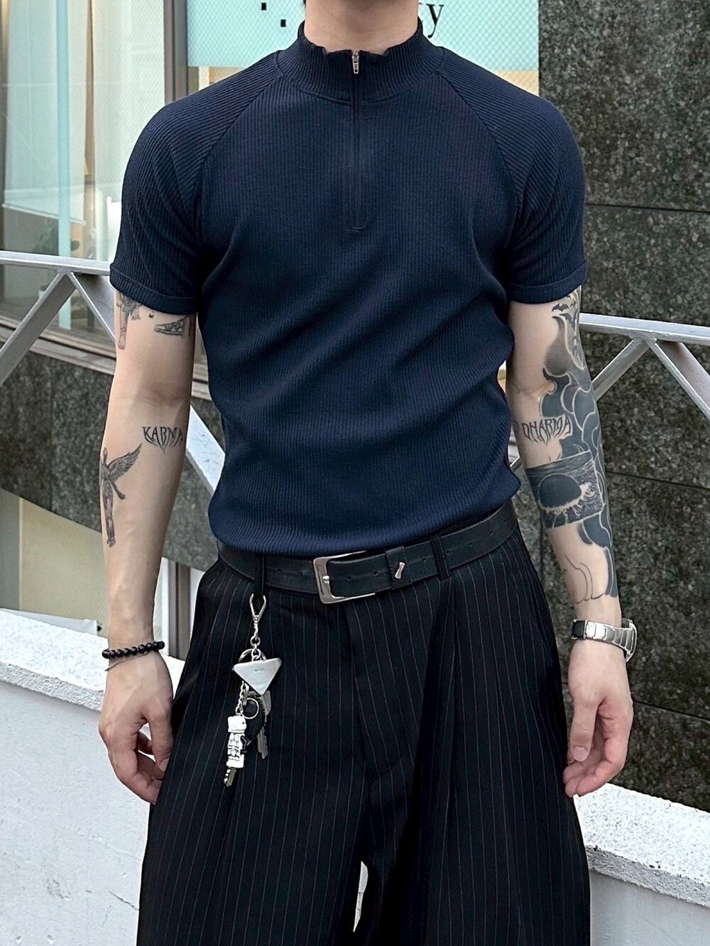 ブルー系のTシャツ/カットソーを着用したメンズの秋コーディネートの4枚目の写真