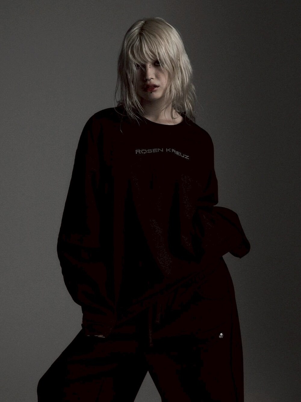 ブラック系のTシャツ/カットソーを着用したレディースの冬コーディネートの3枚目の写真
