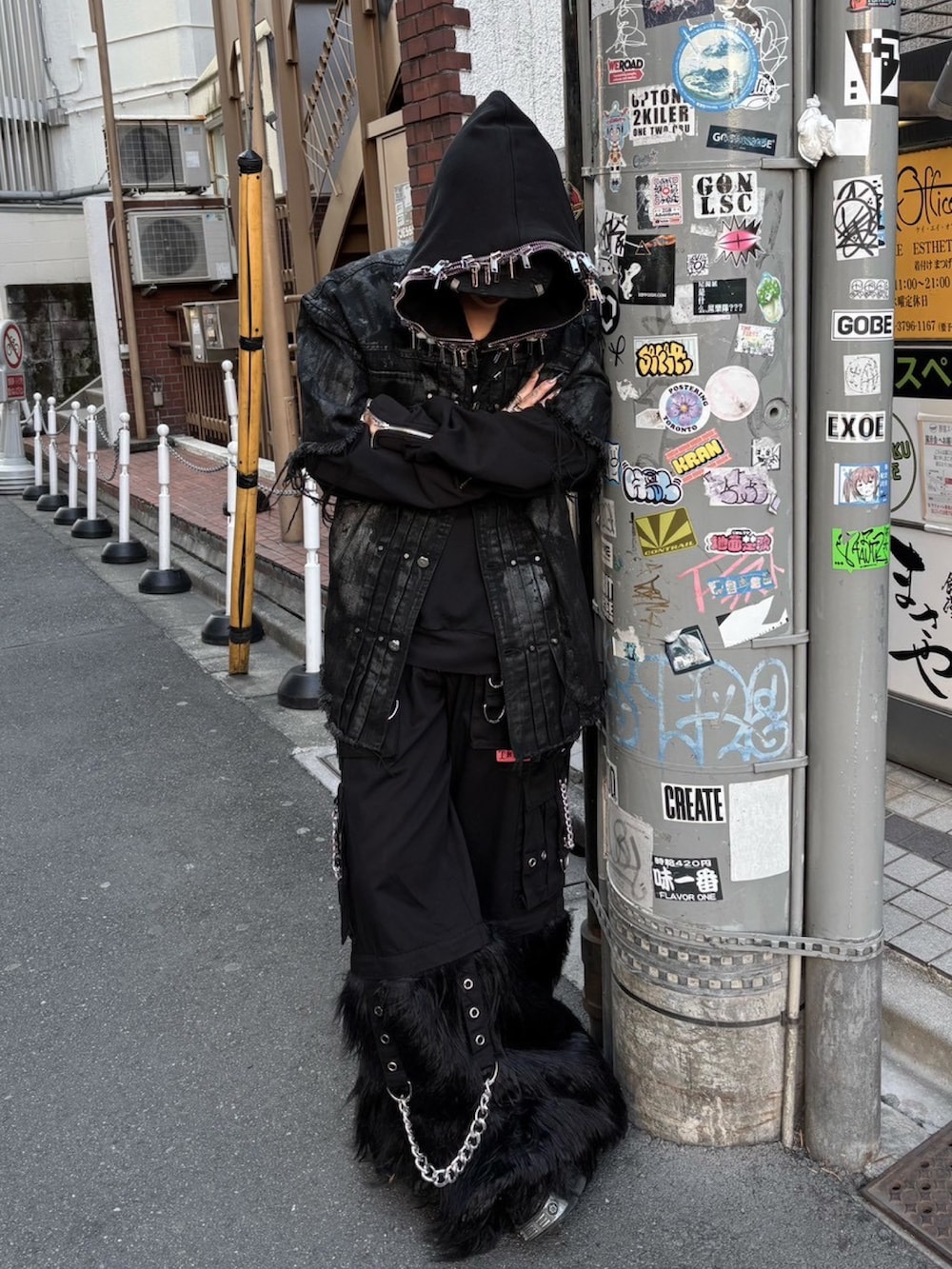 ブラック系のその他パンツを着用したメンズの冬コーディネートの3枚目の写真