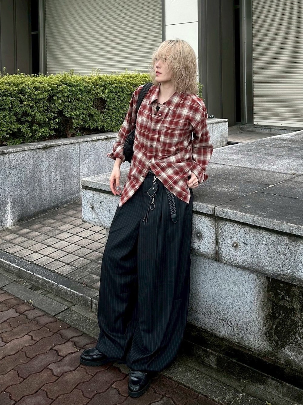 ブラック系のタンクトップ、ブラック系のトートバッグ、ブラック系のスラックスを着用したレディースの冬コーディネートの5枚目の写真