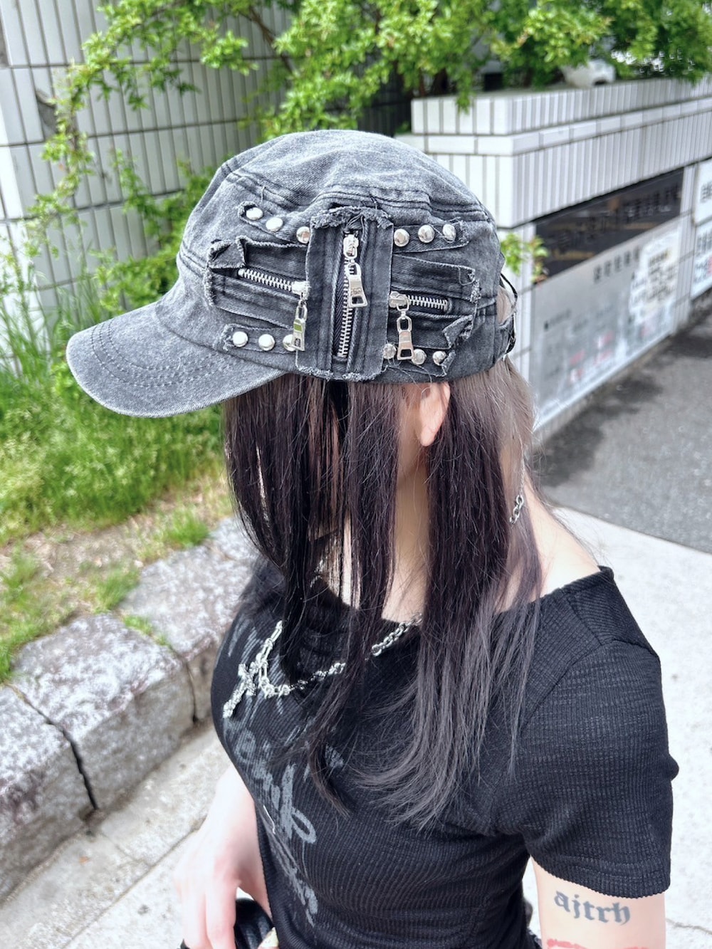 「韓国ファッション、y2k、ショルダーバッグ、オールブラック、黒コーデ、春コーデ、夏コーデ、春夏コーデ、ストリート、スタッズ、お出かけコーデ、骨格ウェーブ、低身長、低身長コーデ、ひょう柄」｜「XUの【XU】studs denim cap（キャップ、グレー系）」を使った、Never mind the XU / Chikashitsu+さん（骨格ウェーブ・レディース・153cm）の春コーディネートの3枚目の写真