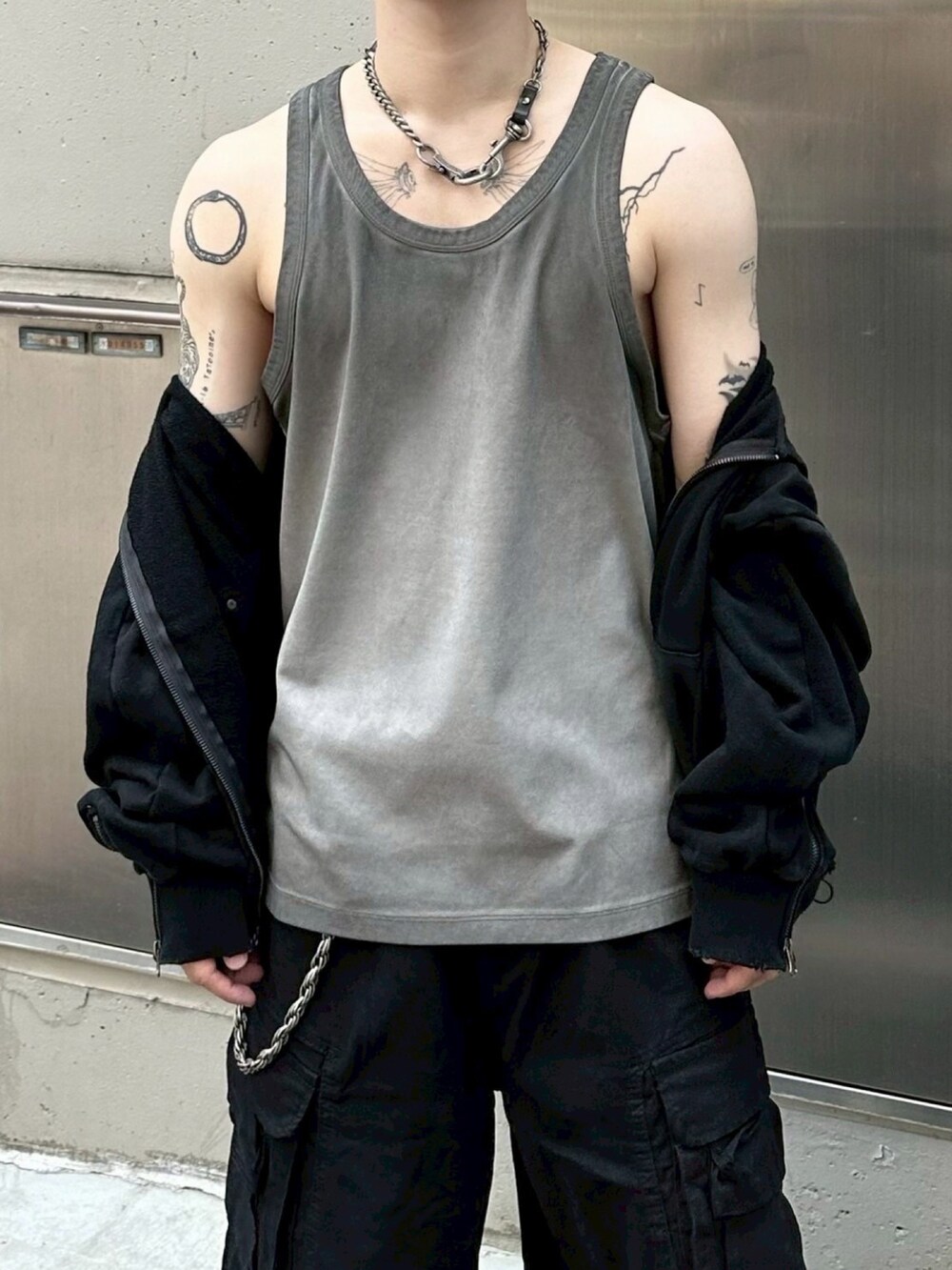 グレー系のタンクトップを着用したメンズの秋コーディネートの3枚目の写真