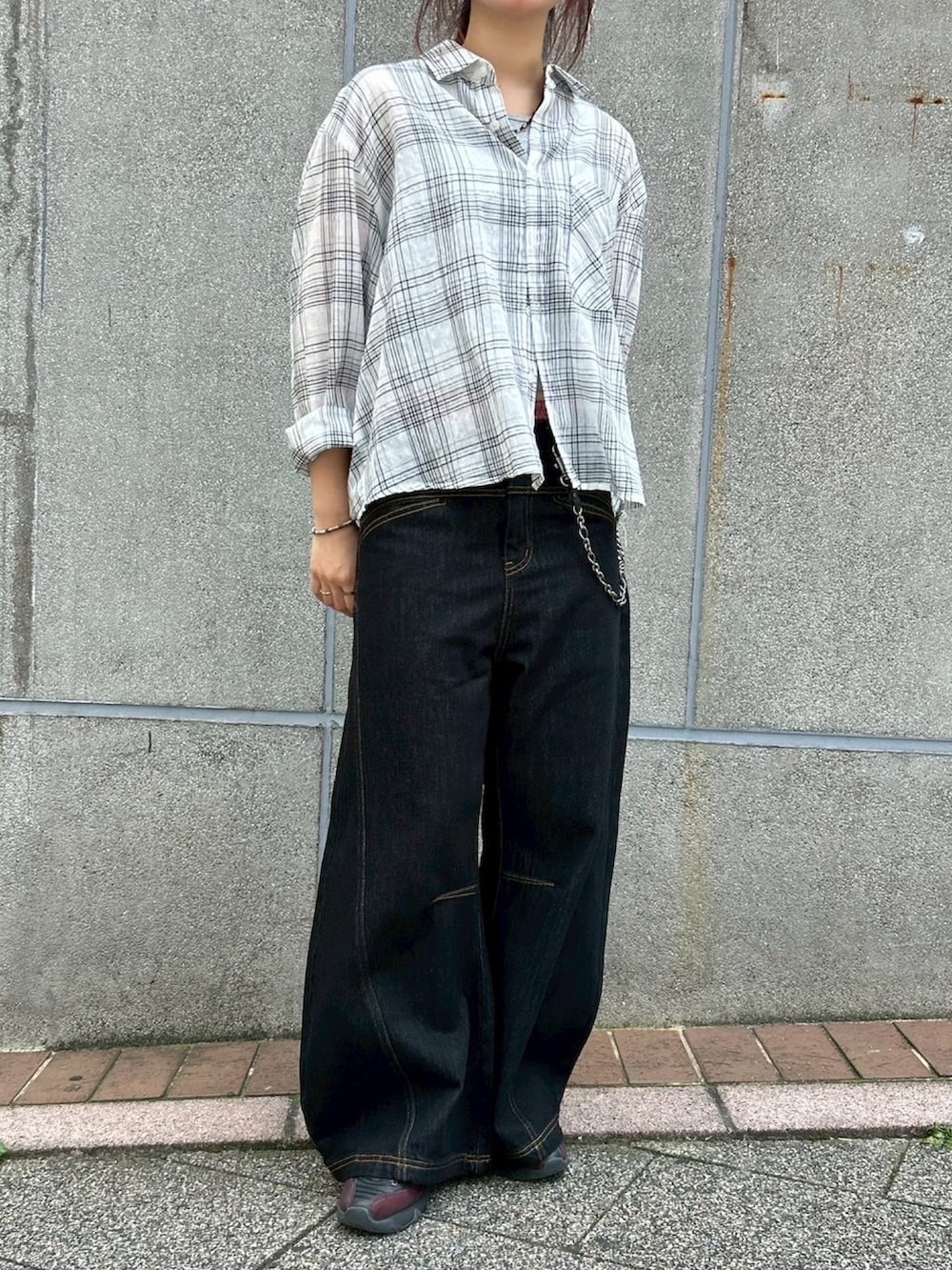ホワイト系のシャツ/ブラウス、ブラック系のデニムパンツを着用したレディースの夏コーディネートの3枚目の写真
