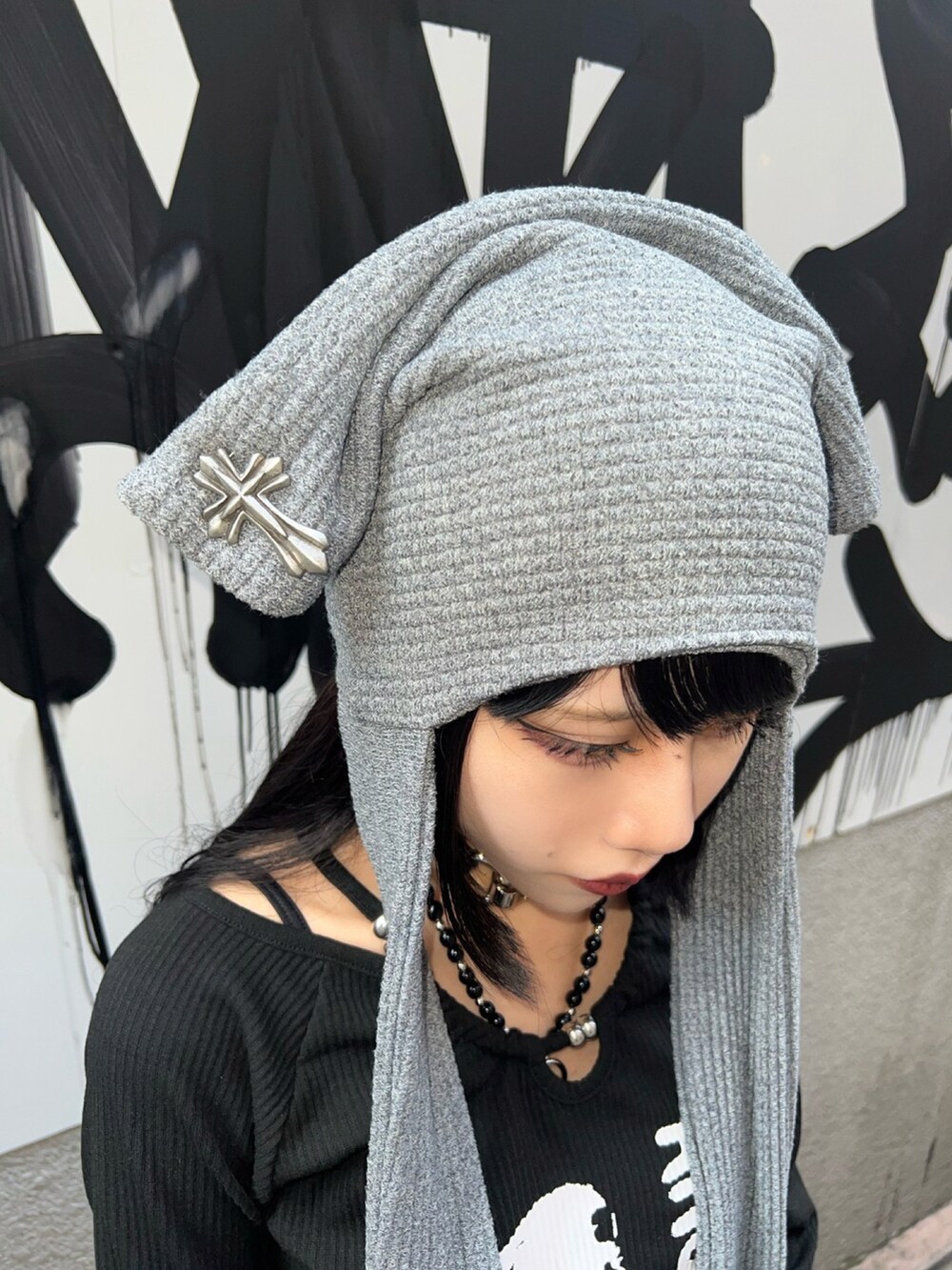 ブラック系のTシャツ/カットソー、ブラック系のバックパック/リュック、グレー系のニットキャップ/ビーニーを着用したレディースの秋コーディネートの4枚目の写真