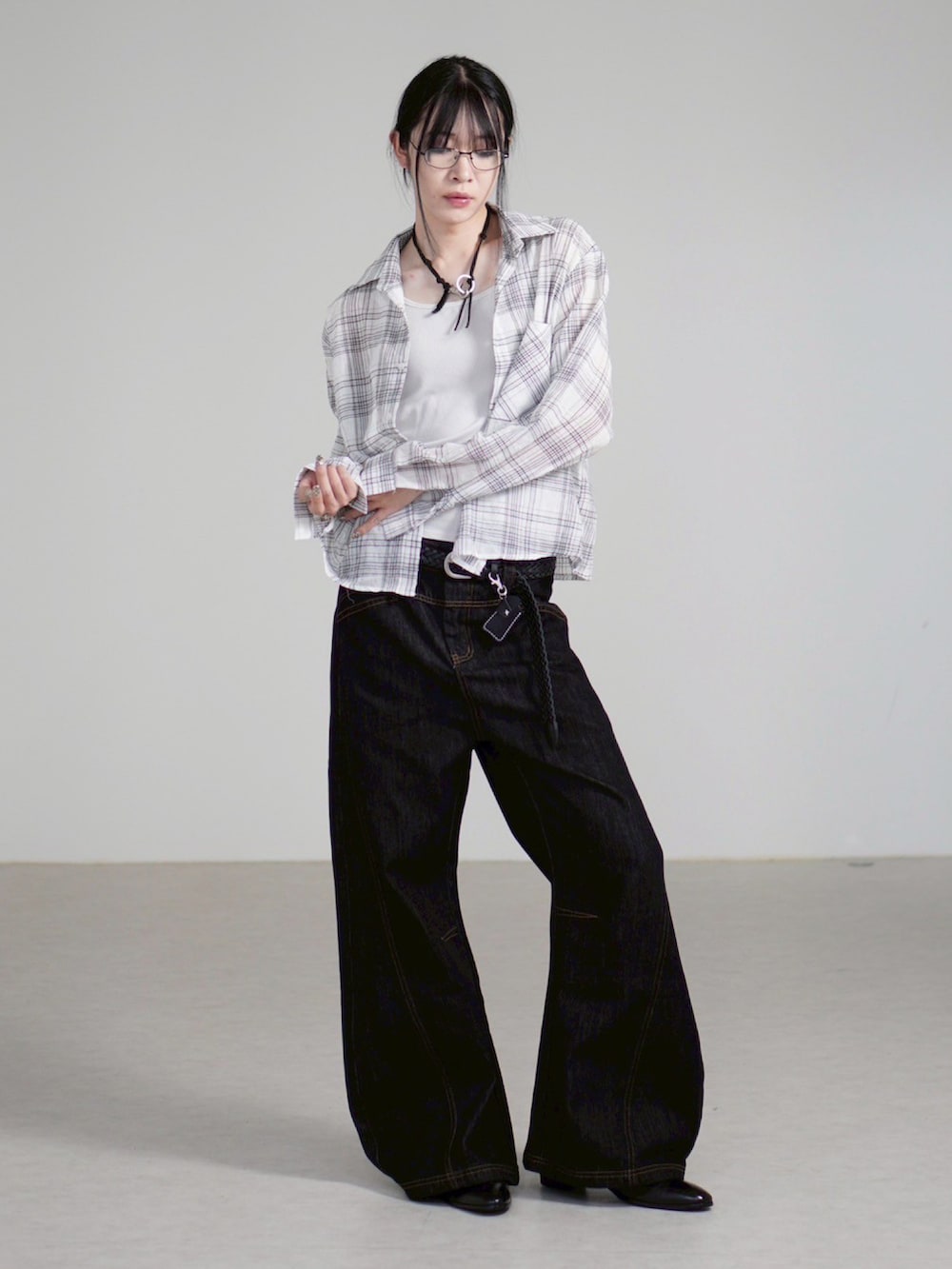 ホワイト系のシャツ/ブラウス、ブラック系のデニムパンツを着用したメンズの夏コーディネートの2枚目の写真