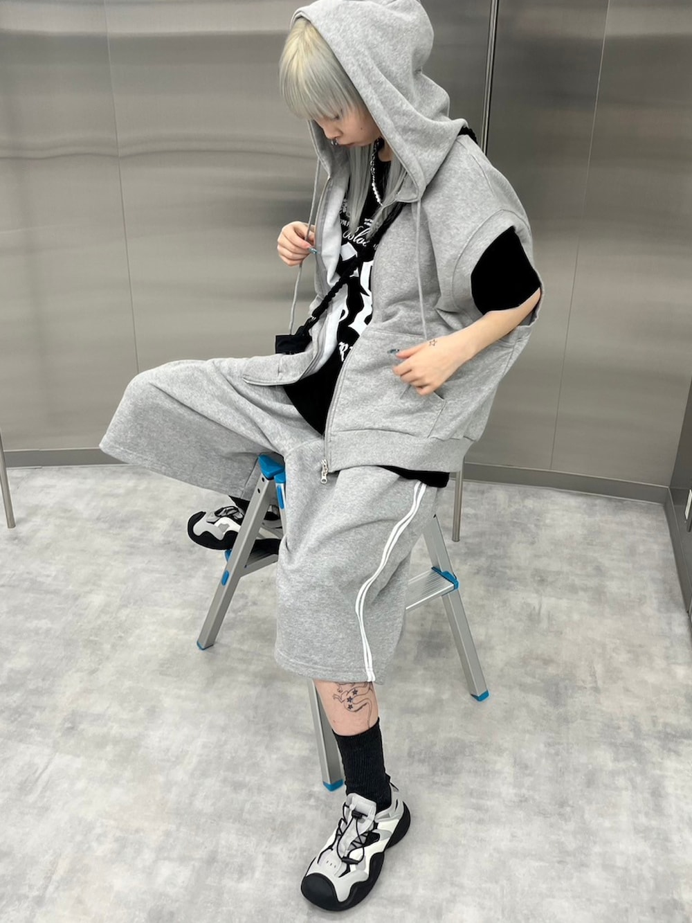 ブラック系のTシャツ/カットソー、ブラック系のショルダーバッグを着用したレディースの夏コーディネートの3枚目の写真
