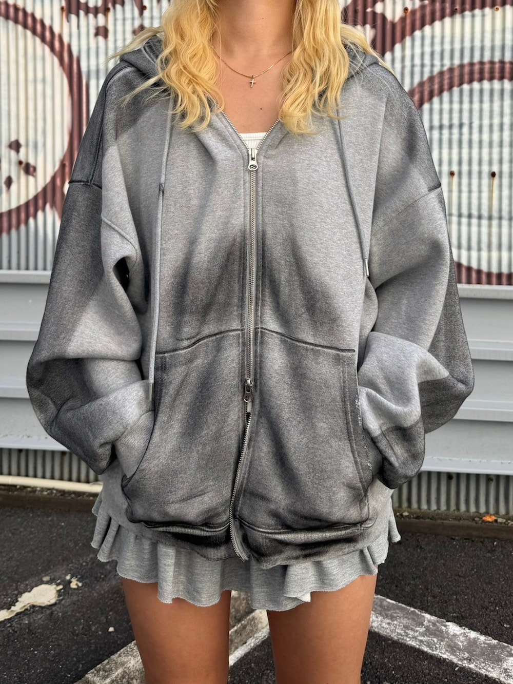 ブラック系のブーツ、グレー系のパーカー、グレー系のニットキャップ/ビーニーを着用したレディースの秋コーディネートの2枚目の写真