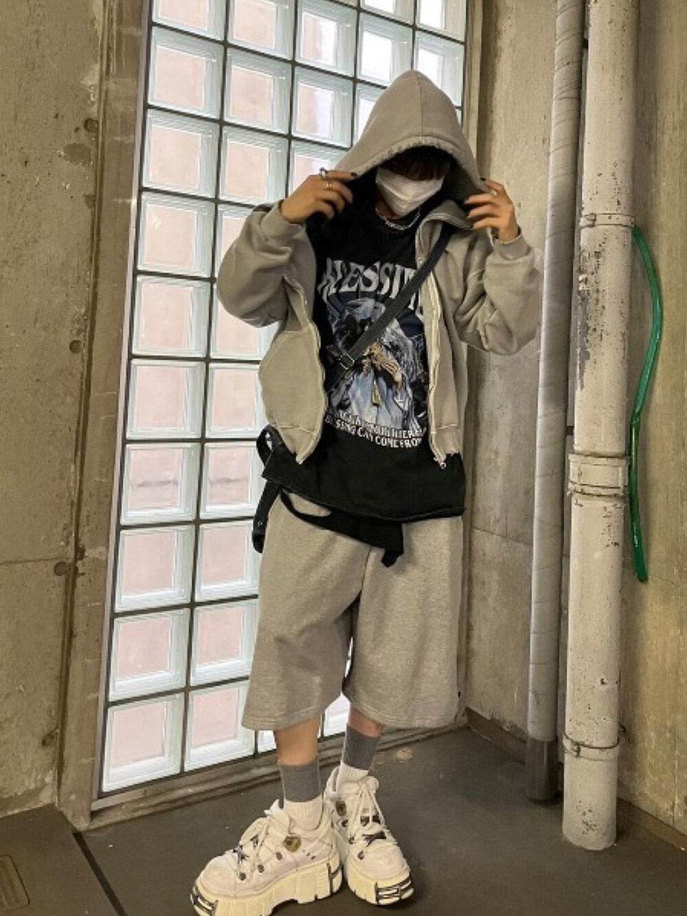 グレー系のパーカーを着用したメンズの秋コーディネートの2枚目の写真