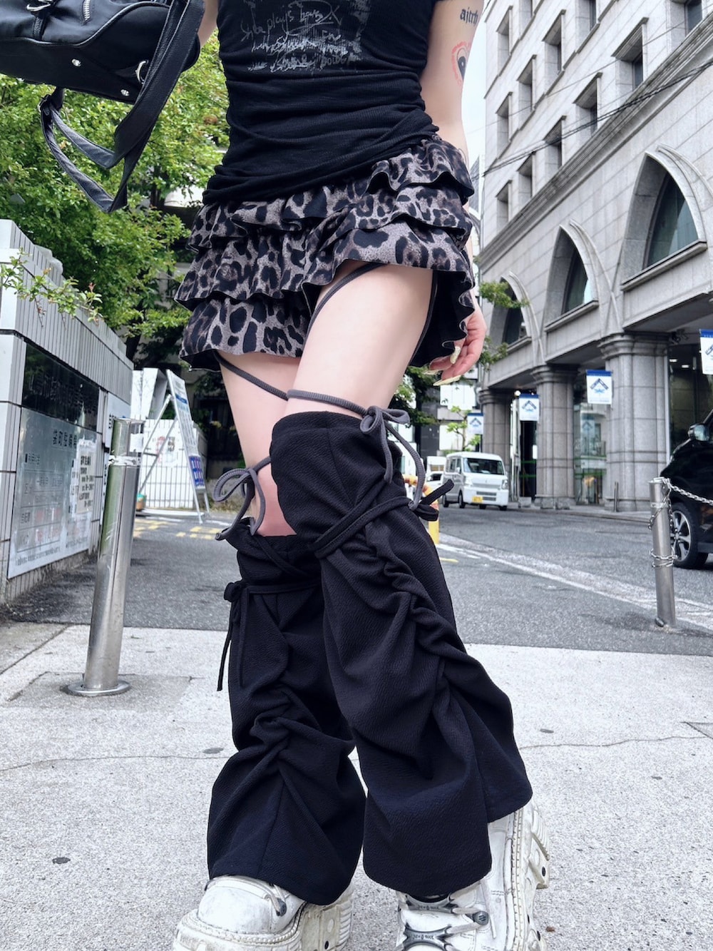 「韓国ファッション、y2k、ショルダーバッグ、オールブラック、黒コーデ、春コーデ、夏コーデ、春夏コーデ、ストリート、スタッズ、お出かけコーデ、骨格ウェーブ、低身長、低身長コーデ、ひょう柄」｜「XUの【XU】studs denim cap（キャップ、グレー系）」を使った、Never mind the XU / Chikashitsu+さん（骨格ウェーブ・レディース・153cm）の春コーディネートの5枚目の写真