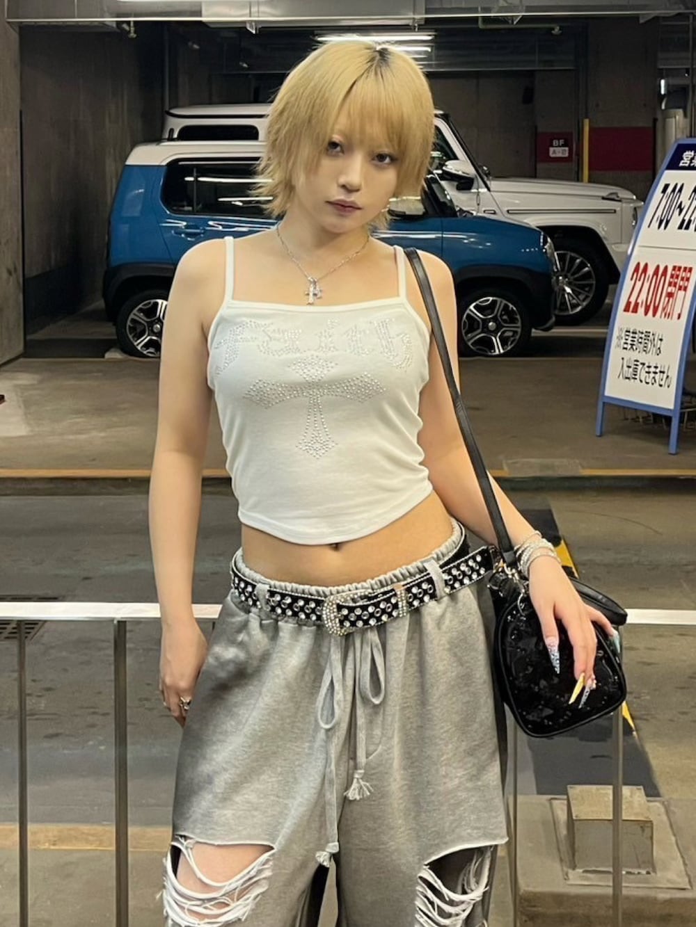 グレー系のスウェットパンツ、ホワイト系のキャミソール、シルバー系のネックレスを着用したレディースの夏コーディネートの3枚目の写真