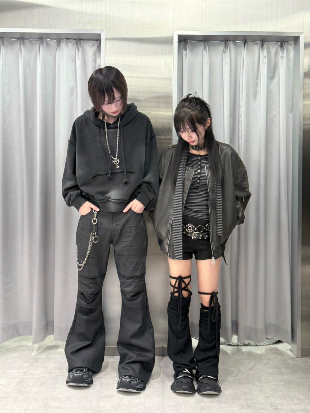 ブラック系のその他パンツ、ブラック系のMA-1、ブラック系のTシャツ/カットソーを着用したメンズの秋コーディネートの3枚目の写真