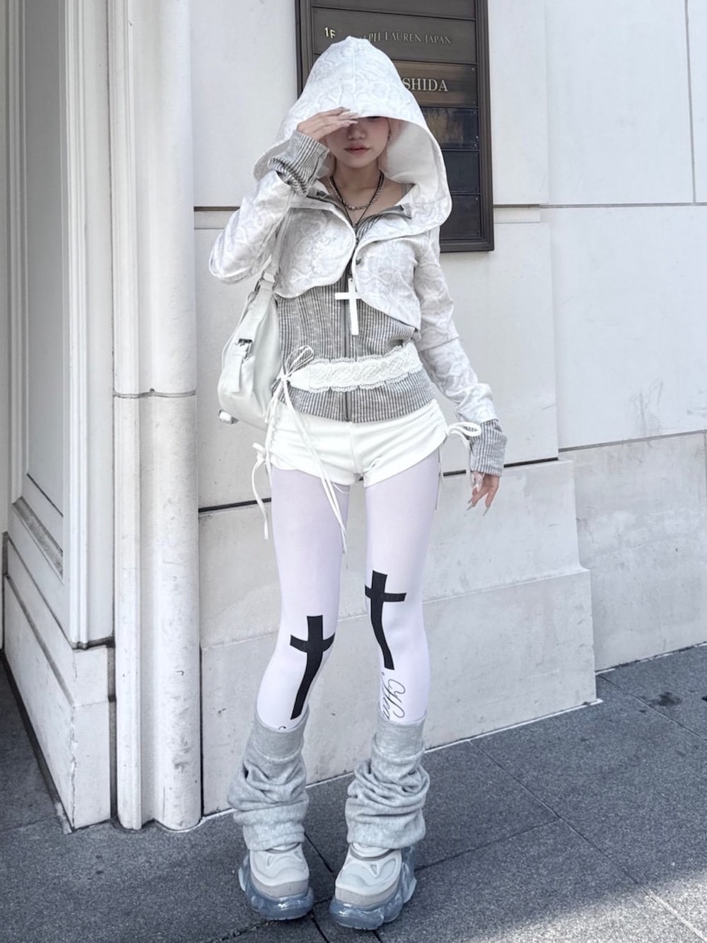 ホワイト系のカーディガン/ボレロ、ホワイト系のネックレスを着用したレディースの春コーディネートの3枚目の写真