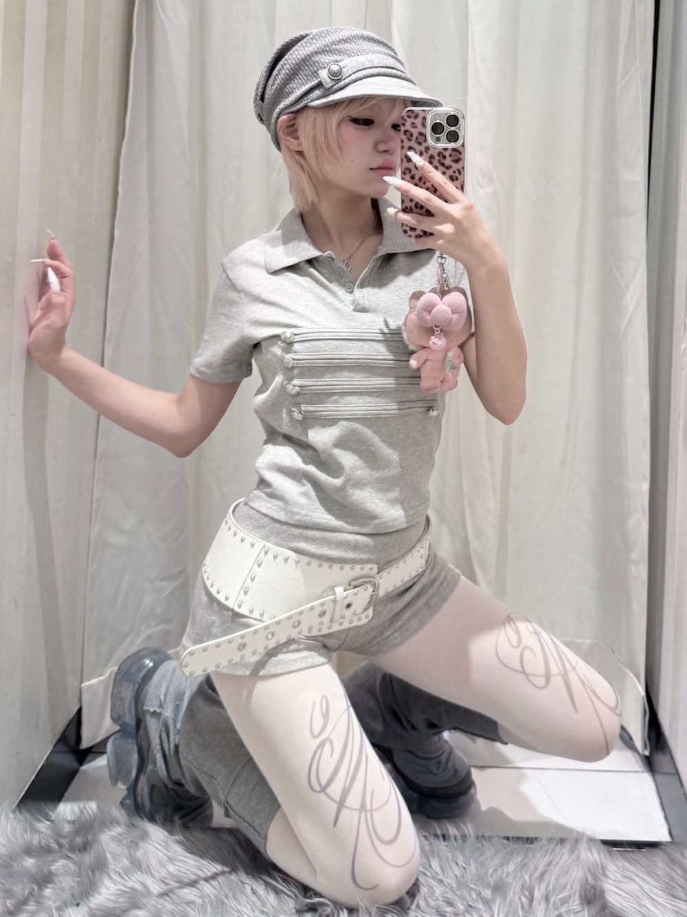 ホワイト系のショルダーバッグ、グレー系のキャップを着用したレディースの夏コーディネートの3枚目の写真