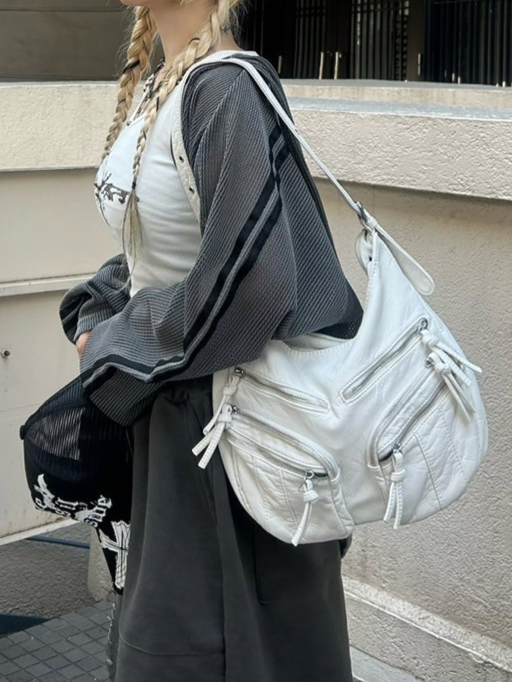 ホワイト系のタンクトップ、グレー系のパーカー、ホワイト系のショルダーバッグを着用したレディースの夏コーディネートの2枚目の写真