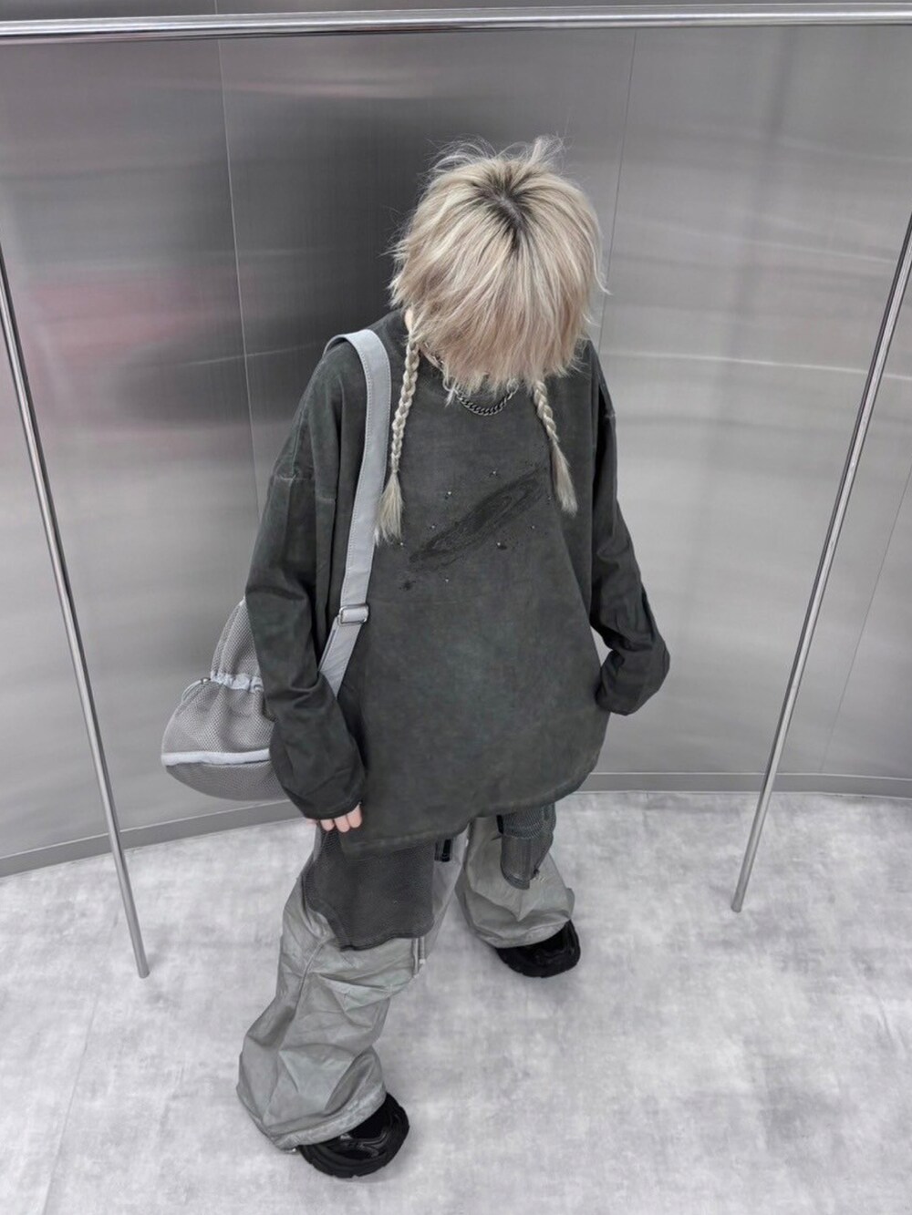 グレー系のTシャツ/カットソー、グレー系のパーカーを着用したレディースの秋コーディネートの3枚目の写真